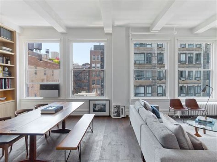 A New York Apartment With High Ceilings and Plenty of Sunlight