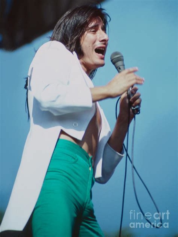A Singing Gypsy... Steve Perry is in the building...
