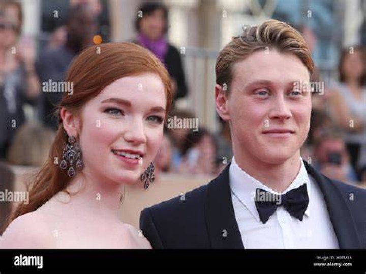 Annalise Basso and MacKay Capit&atilde;o fant&aacute;stico, Capit&atilde;o