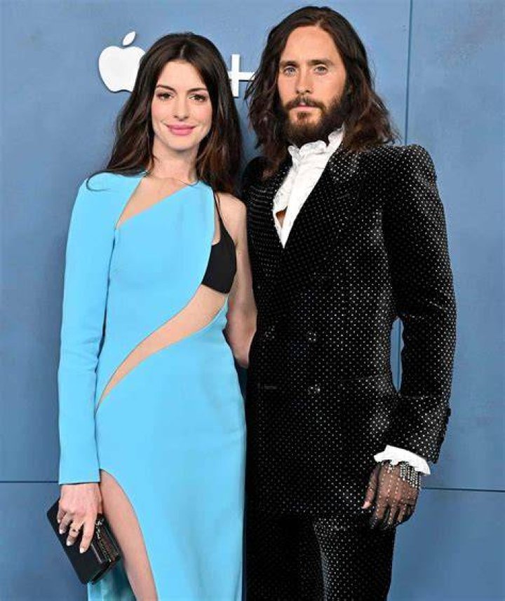 Anne Hathaway & Jared Leto Head To The Beach To Film 'WeCrashed' Scenes