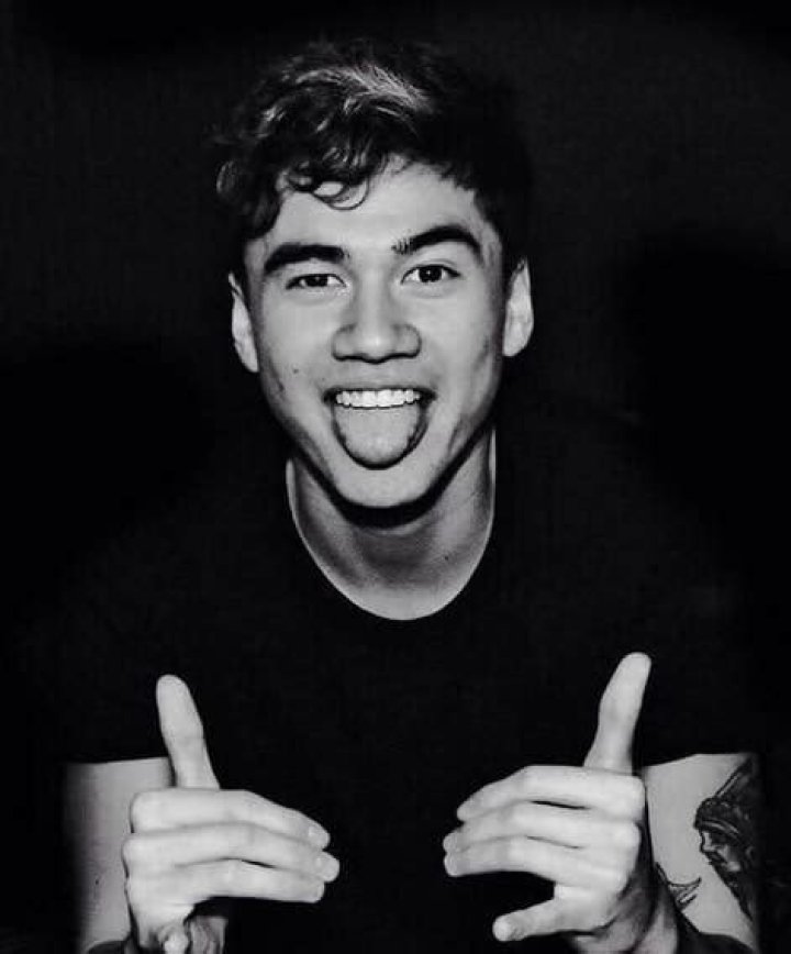 Calum Hood Biography Age, Wiki, Birthday, Family, Net Worth