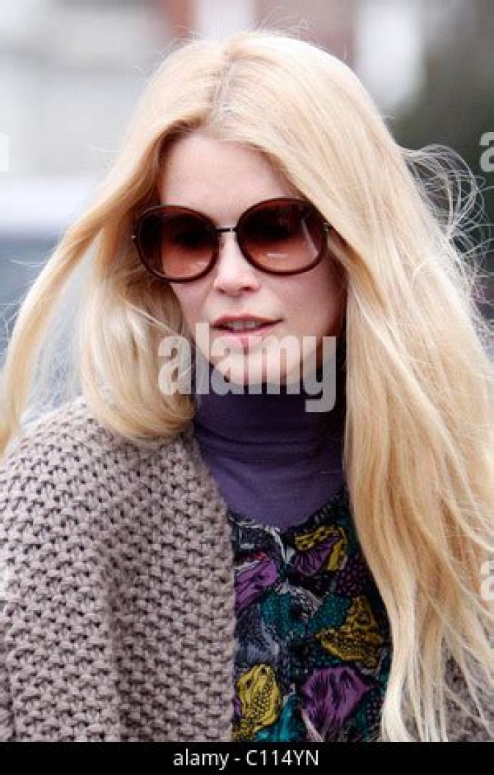 Claudia Schiffer raccogliendo i suoi figli Caspar Matthew e Clementine