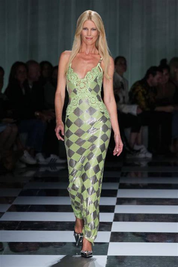 Claudia Schiffer, Versace Defilesiyle Podyumlara D&ouml;n&uuml;ş Yapıyor Vogue