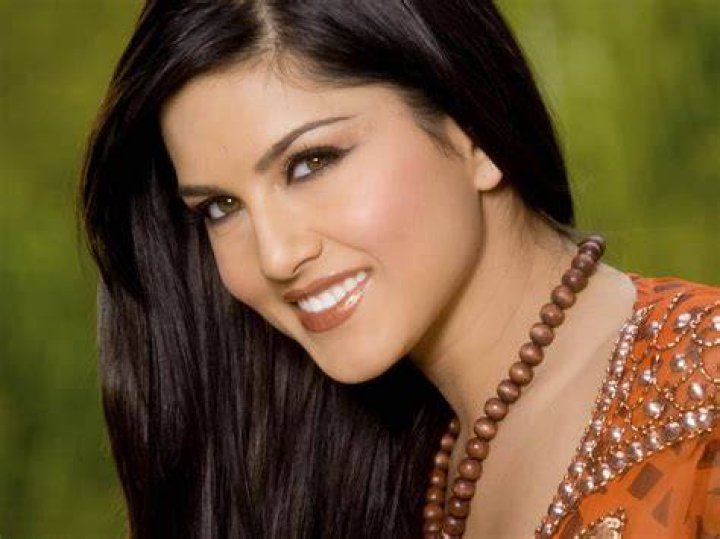 Cute Sunny leone latest hot hd wallpapers most searched actress in