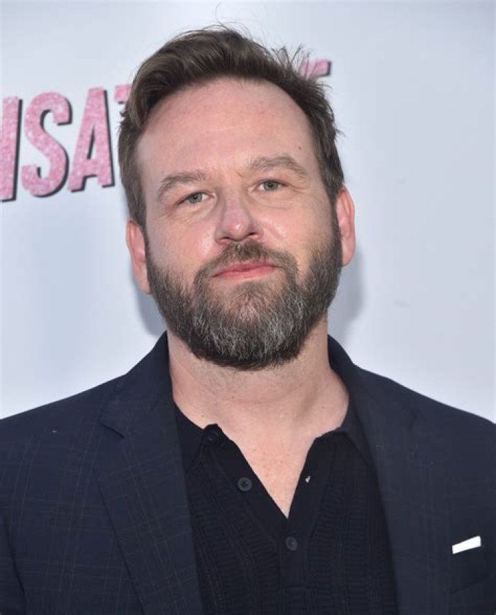 Dallas Roberts Net Worth 2022/2021, Salary, Age, Height, Bio, Family