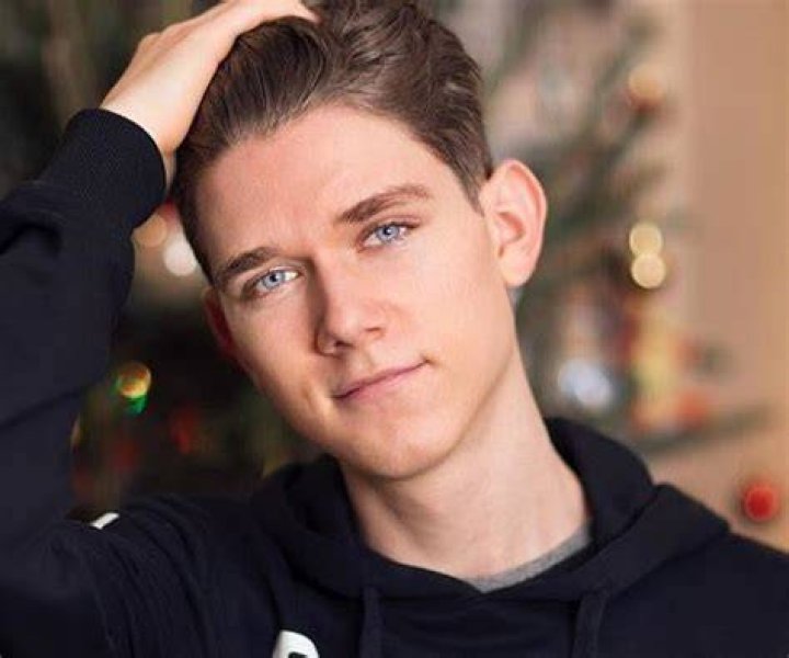 Devan Key Height Age Weight Wiki Biography & Net Worth Famed Star