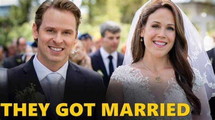 Erin Krakow Height, married, husband, net worth, family, movies Tuko