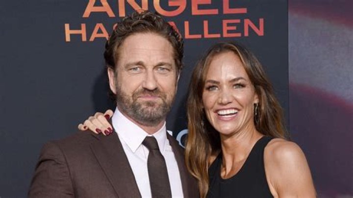 Gerard Butler and girlfriend Brown kiss at premiere Daily Mail