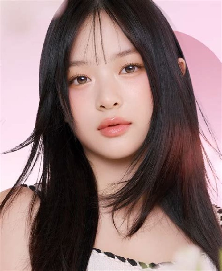 Hanni NEW JEANS th&agrave;nh vi&ecirc;n sinh năm 2004 của girlgroup mới toanh