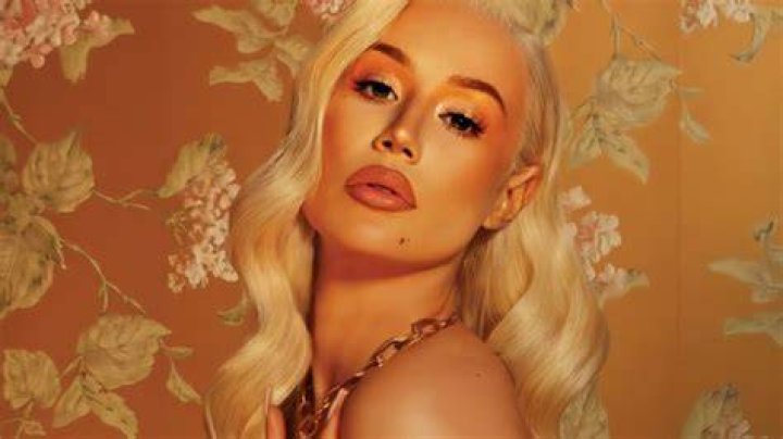 Iggy Azalea's butt looks totally deformed in new photos