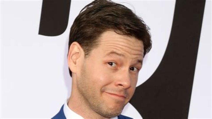 Ike Barinholtz Deep Dishes On His Chicago Party Aunt Influences And