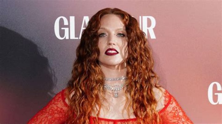 Jess Glynne Net worth, House, Car, Salary, Single & Family 2018 Muzul