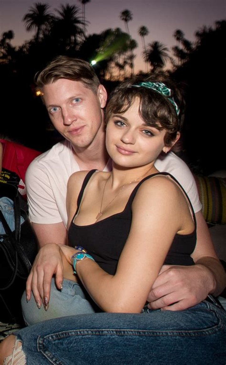 Joey King Cuddles Up to Boyfriend, The Act Exec Steven Piet E! Online