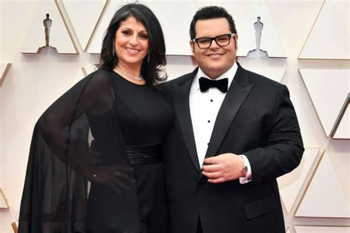 Josh Gad 2023 Wife, net worth, tattoos, smoking & body facts Taddlr