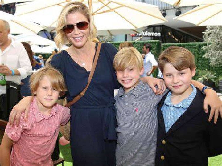 Julie Bowen family in detail exhusband, kids, parents, siblings