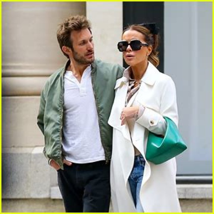 Kate Beckinsale Looks Cozy with Matt Atwater in New Photos, But Source