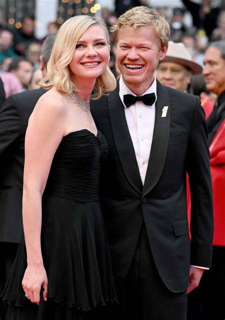 Kirsten Dunst & Fianc&eacute; Jesse Plemons Have a Family Holiday Luncheon