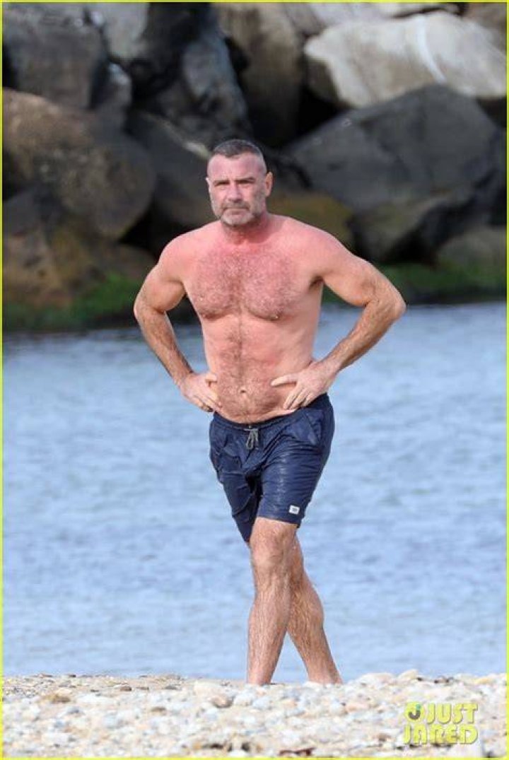Liev Schreiber Looks So Fit at 55 in New Beach Photos! Photo 4851729