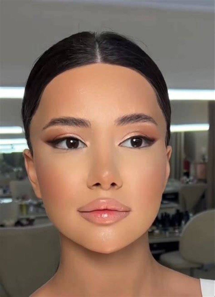 Light/No makeup r/Mikahlynnishot