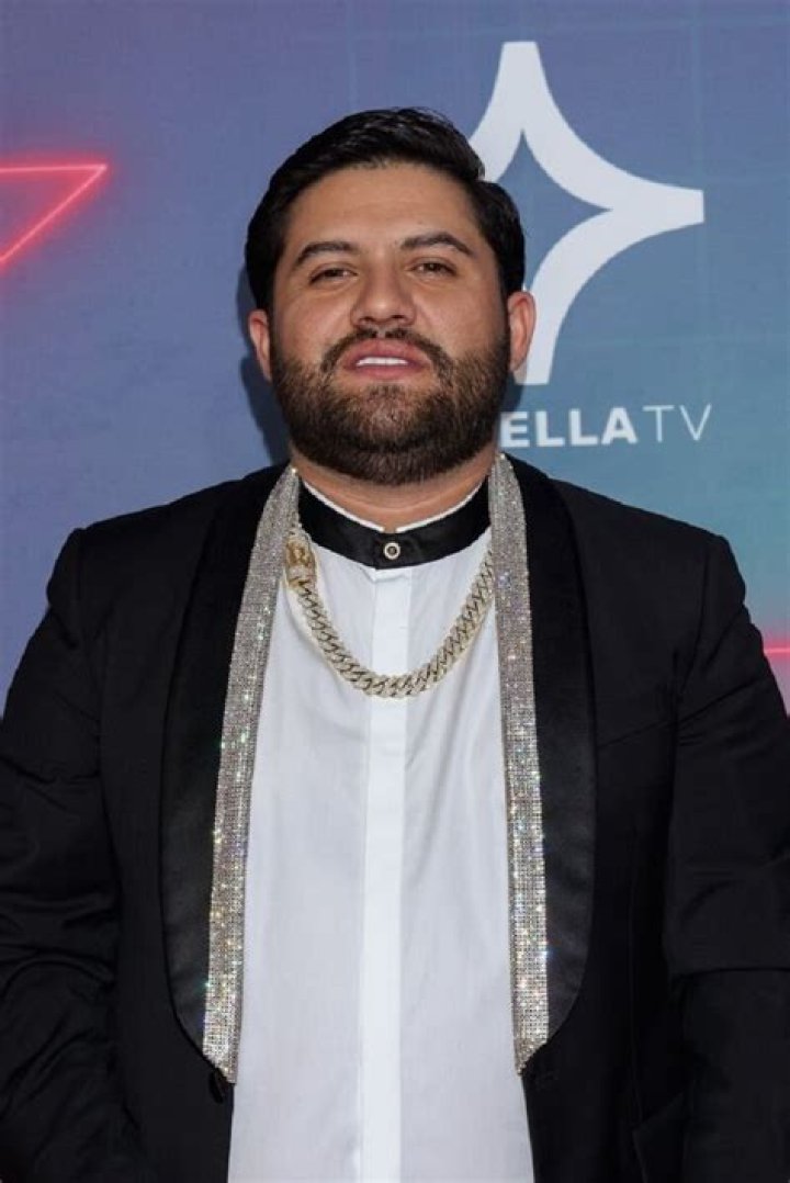 Luis R. Conriquez es se&ntilde;alado como cantante exclusivo del CJNG y Grupo