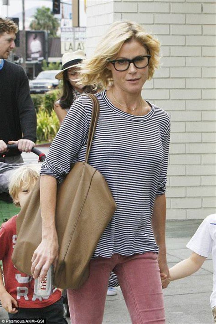Makeup free Julie Bowen shows off her slim pins in skinny jeans as she