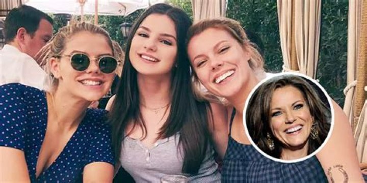 Martina McBride&rsquo;s Daughters &mdash; Delaney, Emma, & Ava Page 3 of 4