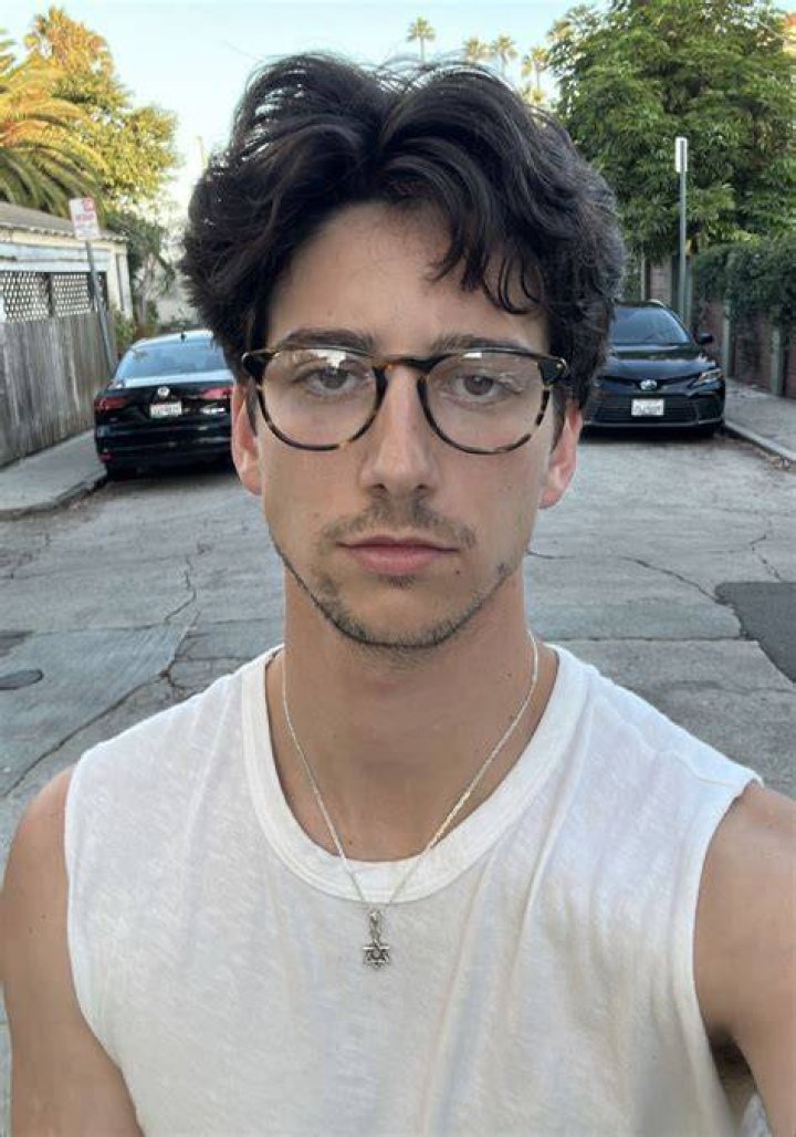 Milo Manheim IMDb chicos tumblr in 2020 Cute actors, Zombie disney