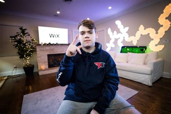 Mongraal's huge biceps YouTube