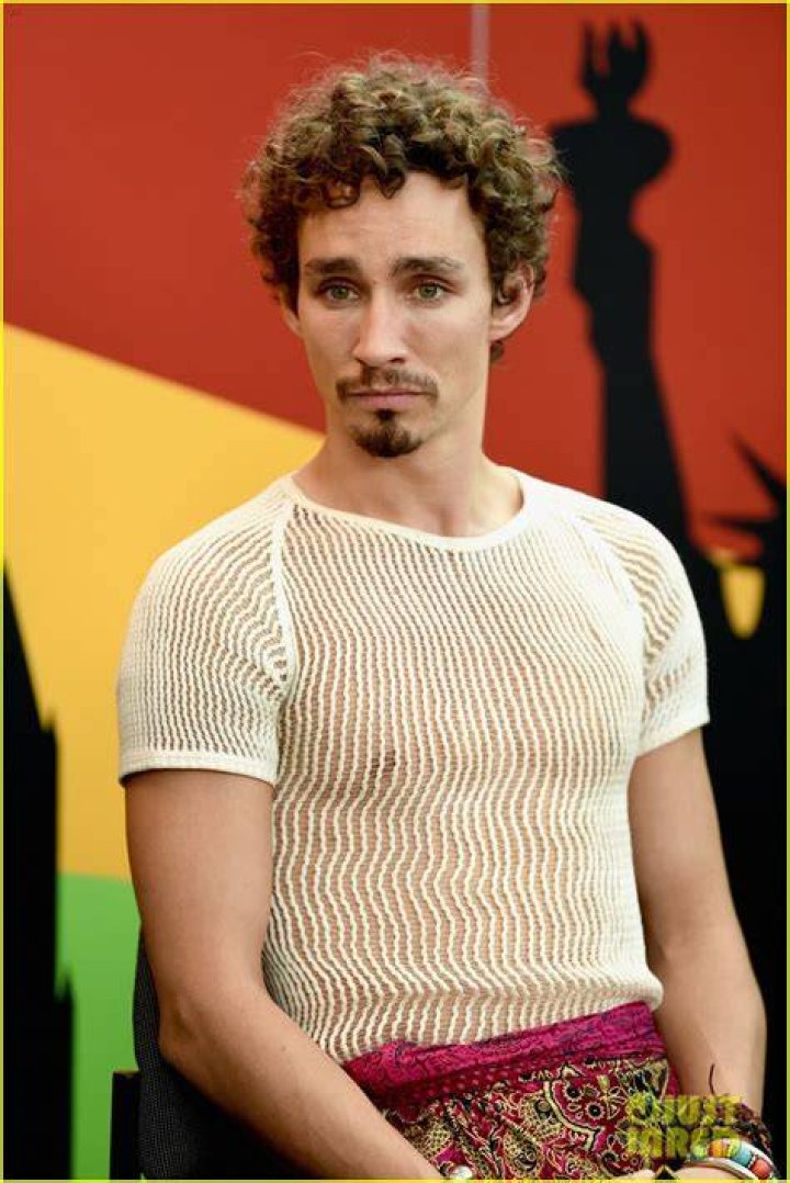 Mortal Engines&rsquo; Robert Sheehan Wears Sheer Shirt & Sarong to Comic Con