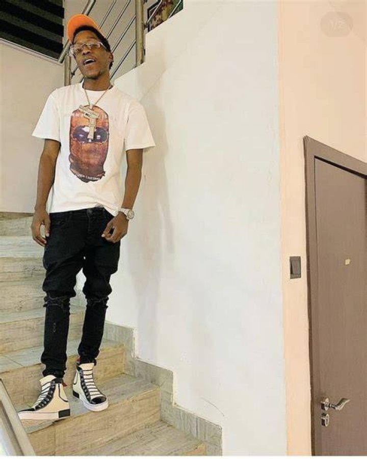Naira Marley Celebrated Mother&rsquo;s Day With His Parents And Brothers