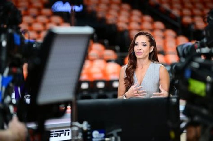 Off Camera with. . . Elle Duncan ESPN Front Row
