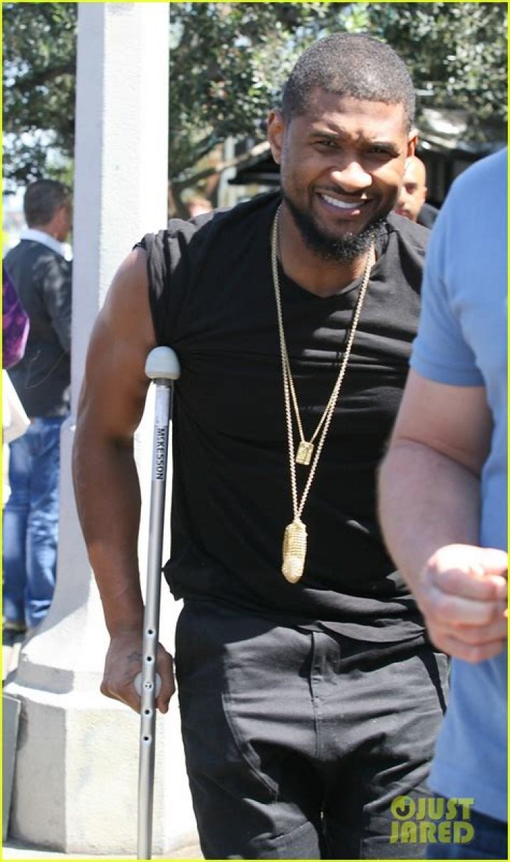 Photo usher shirtless bored after foot surgery 01 Photo 3341263