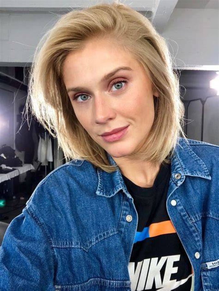 Platinada! Celina Locks renova o visual em 2018 Vogue Cabelo