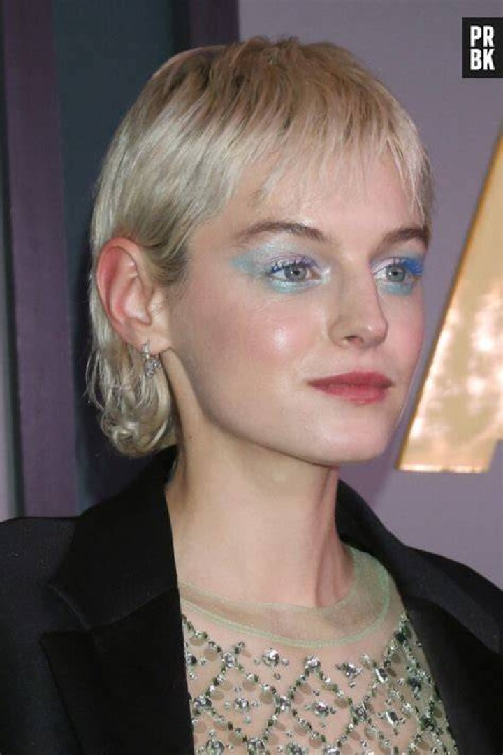 Qui est Emma Corrin, la jeune actrice qui incarne Lady Di dans la
