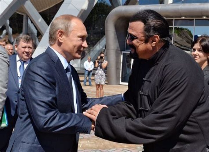 Rusia condecora al actor Steven Seagal