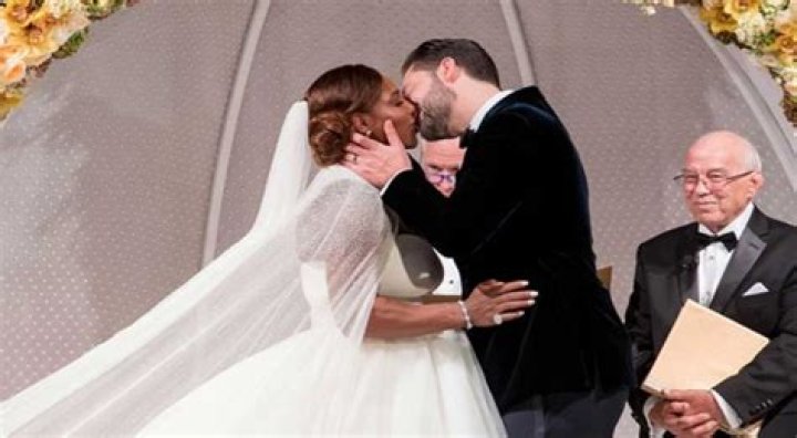 Serena Williams Romantically Lock Lips With Her Husband, Alexis Ohanian