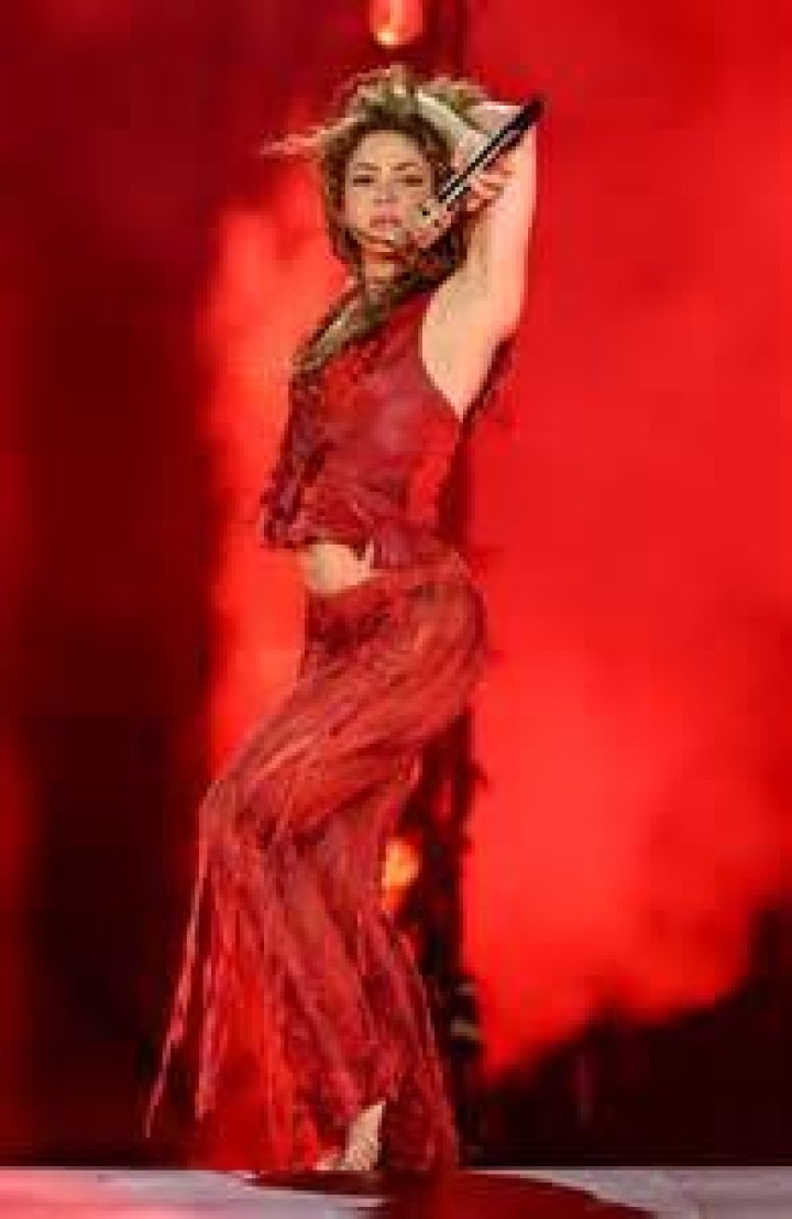 Shakira dan&ccedil;ando com facas! O video que inspirou Britney Spears