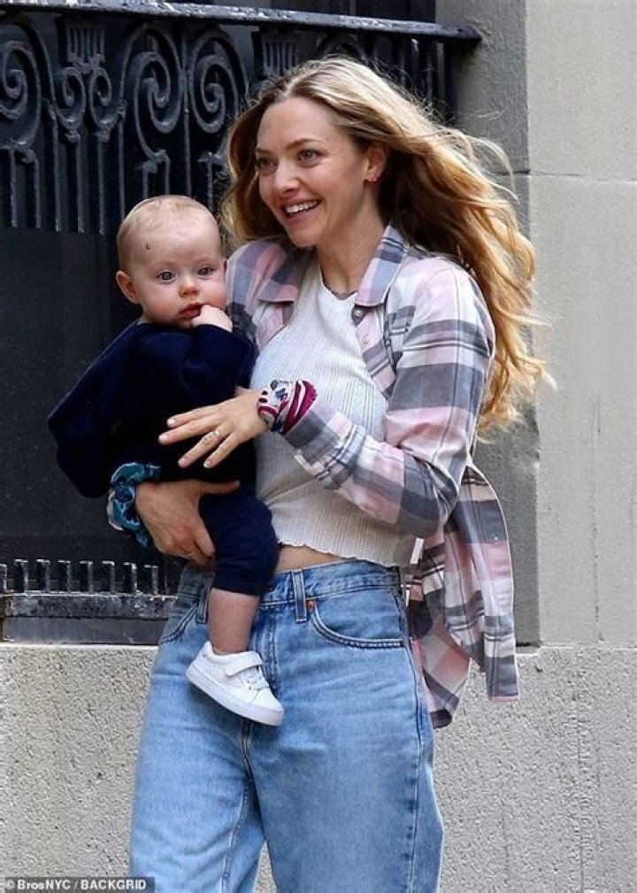 Updated! Blond beauty Amanda Seyfried and her family. Have a look!