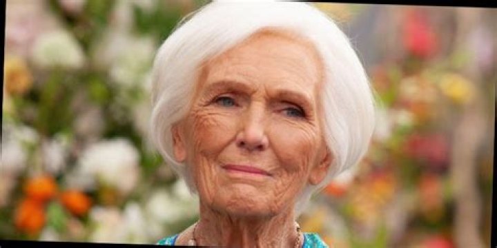 What happened to Mary Berry's hand? The Irish Sun