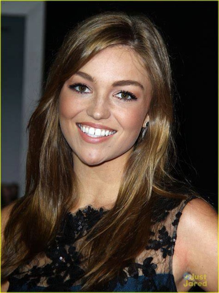 What is Lili Simmons doing now? Husband, Net Worth, Age, Height