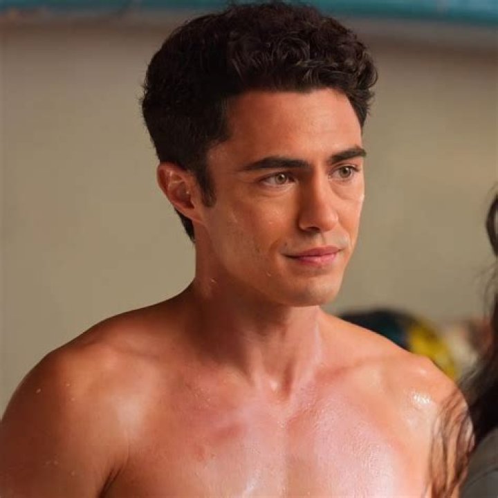 Who plays Paxton HallYoshida in Never Have I Ever? Darren